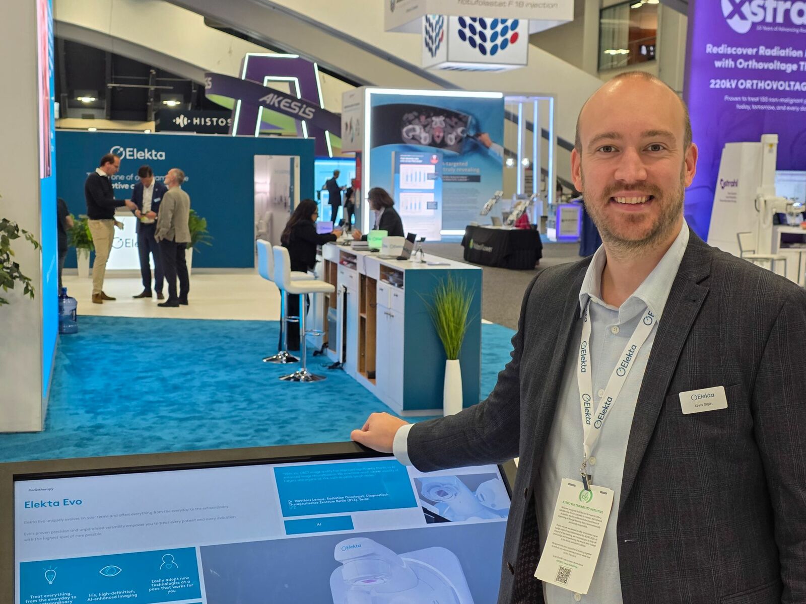 Am Elekta-Stand der ASTRO 2025 in San Francisco mit Präsentation des Elekta Evo