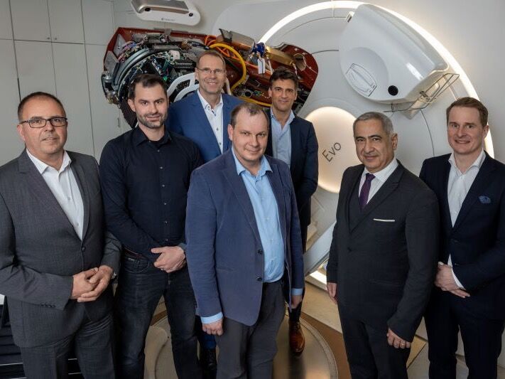 Gäste von Elekta und Team des DTZ Berlin vor dem Elekta Evo