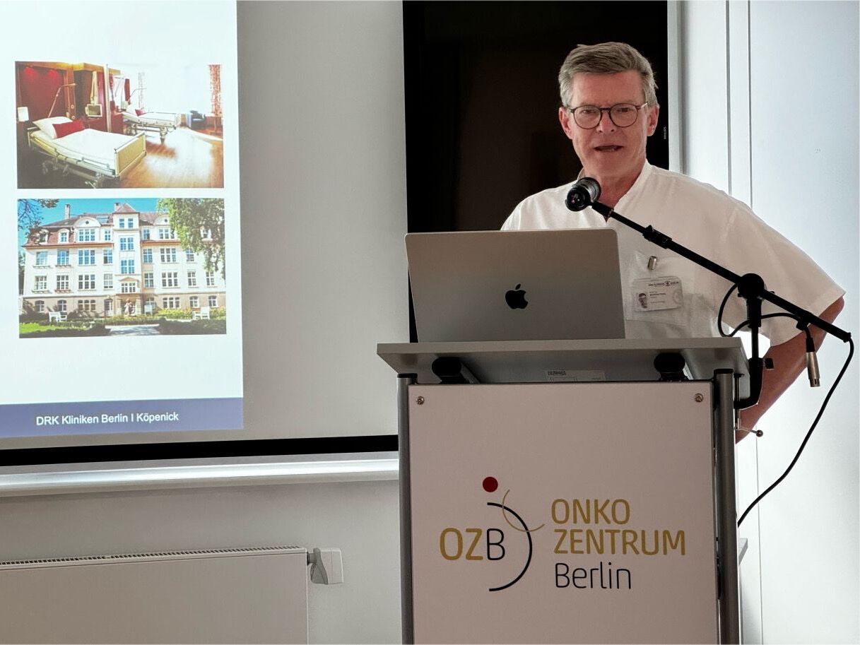 Vortrag am Rednerpult des OZB Onkozentrum Berlin bei der Patientenfortbildung