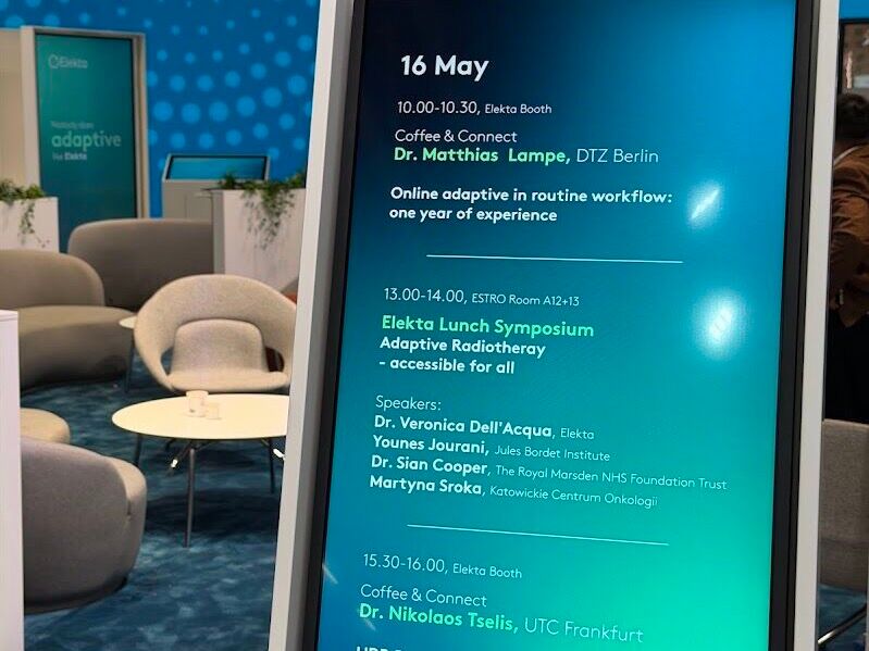 Programmanzeige am Elekta-Stand der ESTRO 2026 mit dem Vortrag von Dr. Matthias Lampe am 16. Mai